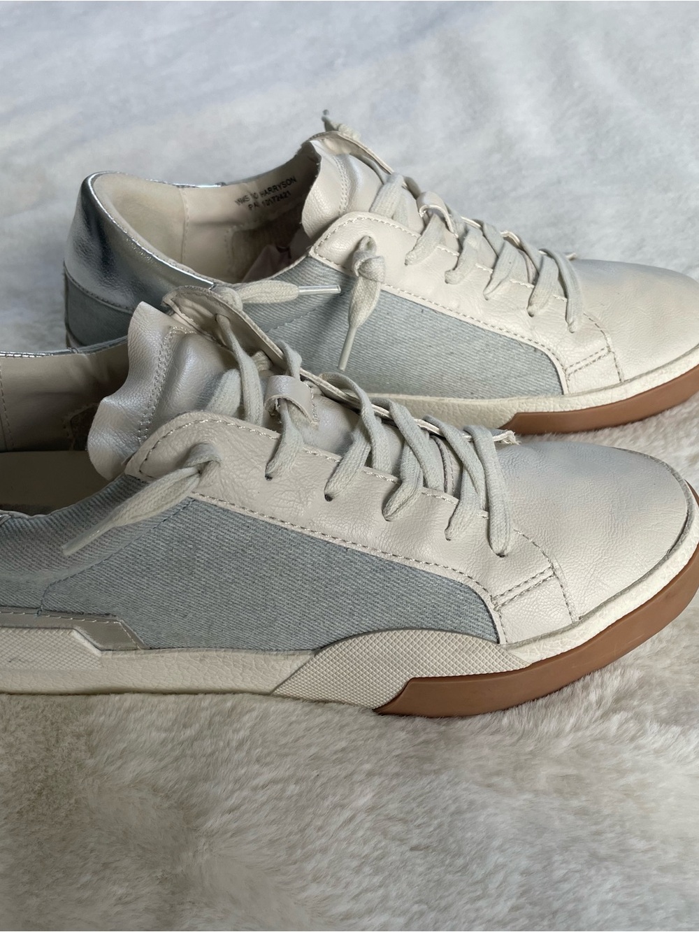 Women’s Casual White & Light Blue Low-Top Sneakers